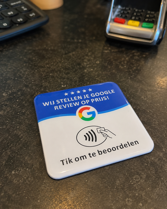 Reviewtje baliebordje op een balie naast een pinapparaat