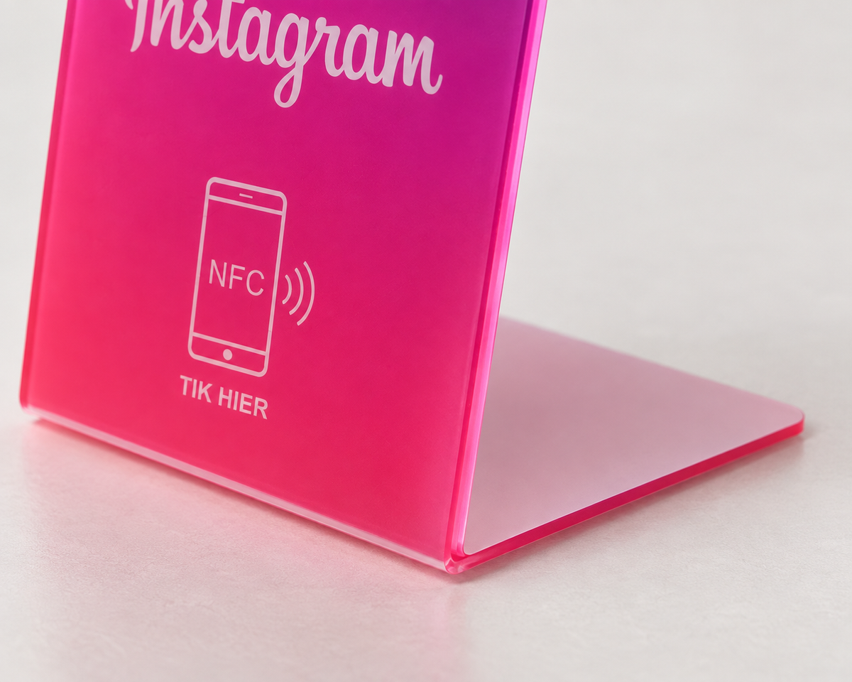 Detail van de voet van het Instagram Bordje met NFC