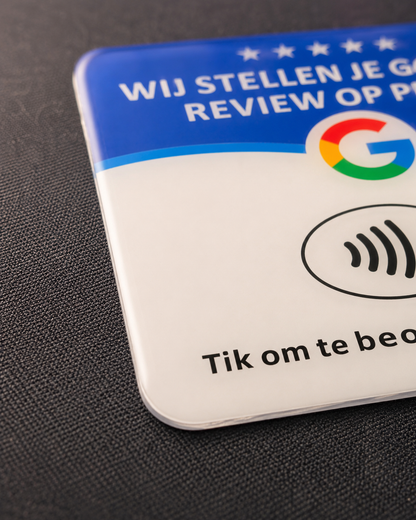 Detail van de glanzende afwerking en afgeronde hoek van het baliebordje