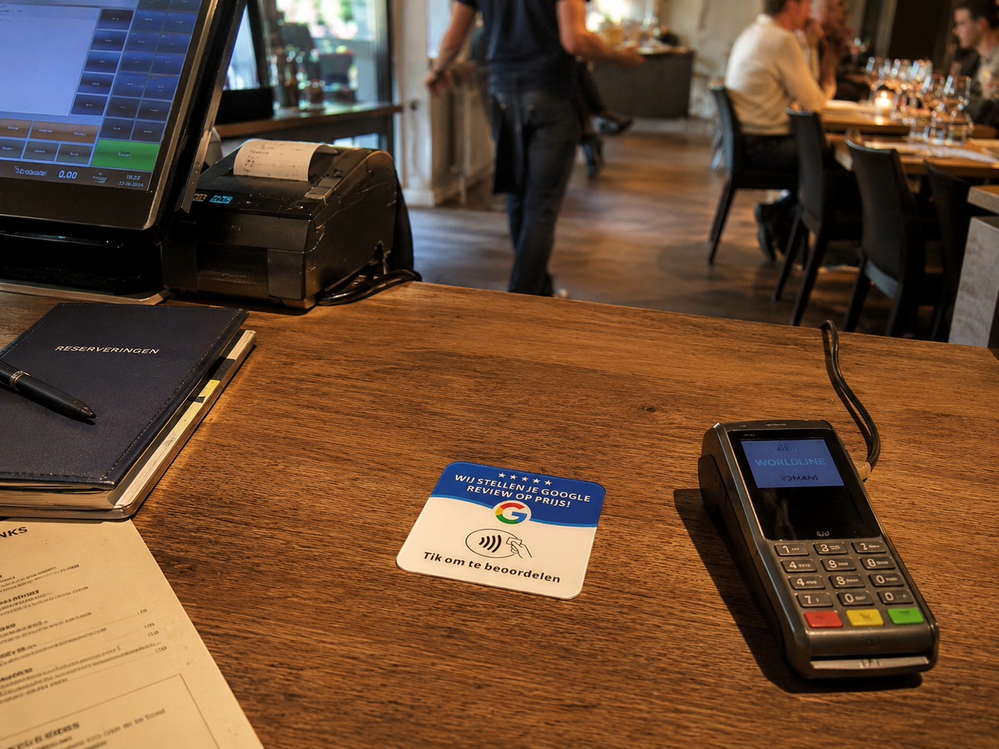 Baliebordje naast de kassa en het pinapparaat in een restaurant
