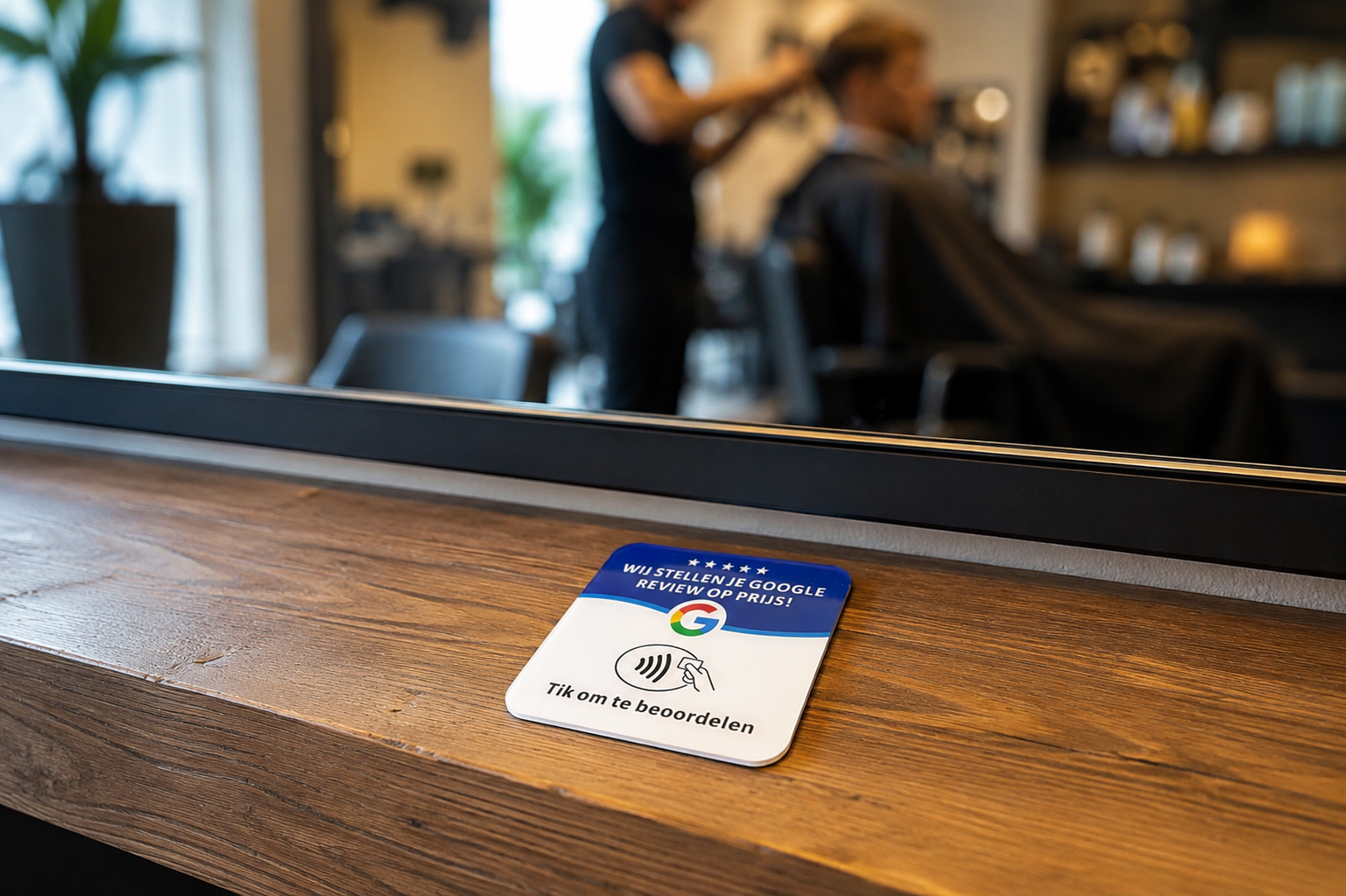 Baliebordje op de houten toonbank van een barbershop