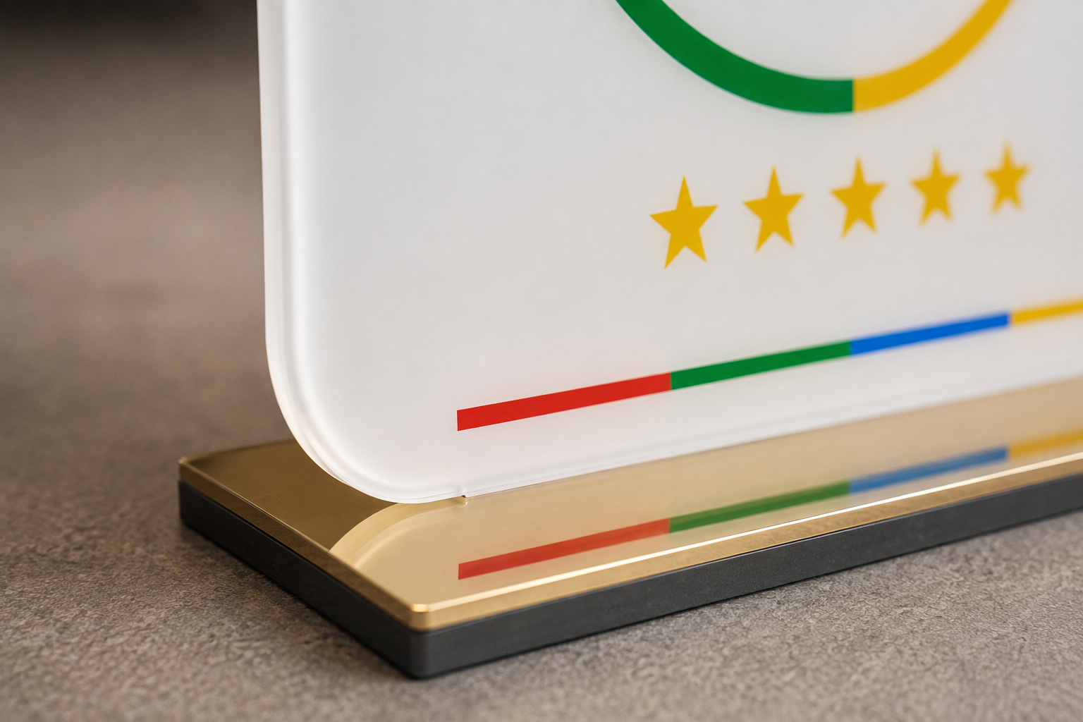 Detail van de goudkleurige voet van het Google Review Display