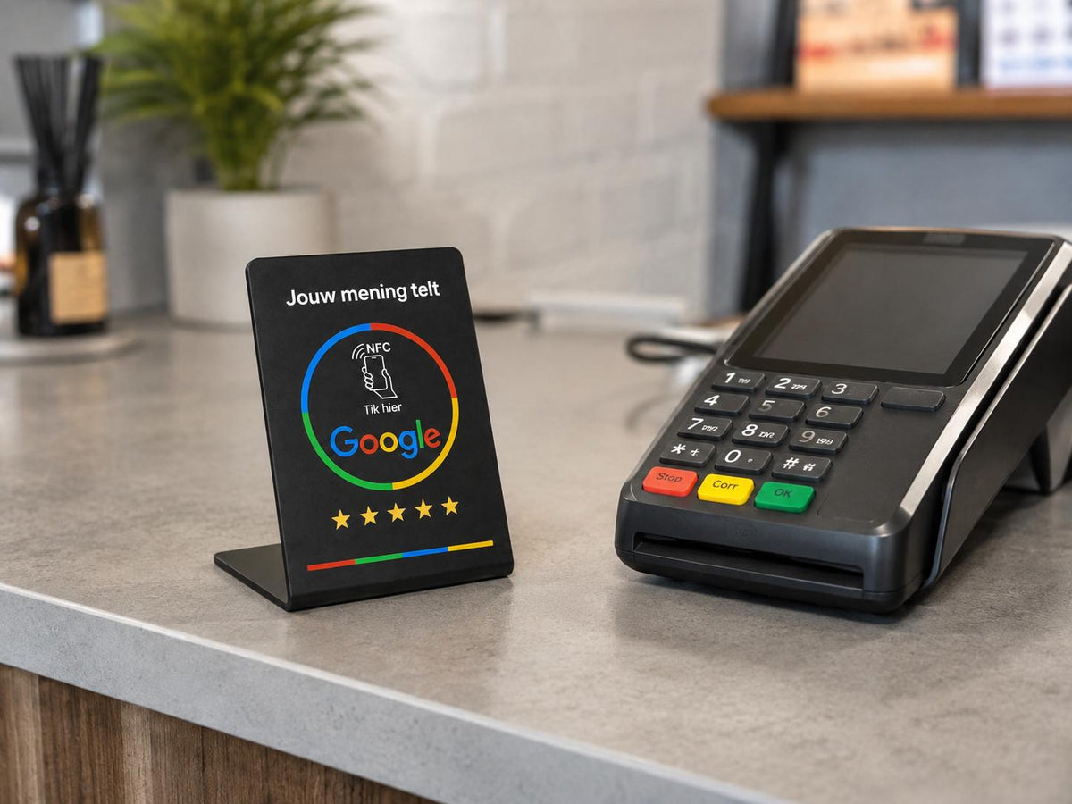 Google Review Display Zwart naast een betaalterminal