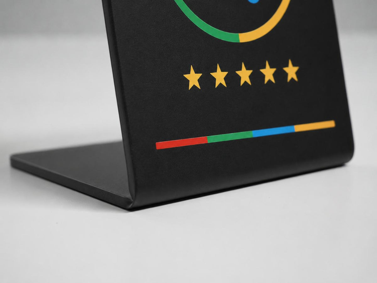 Detail van de voet van het Google Review Display Zwart