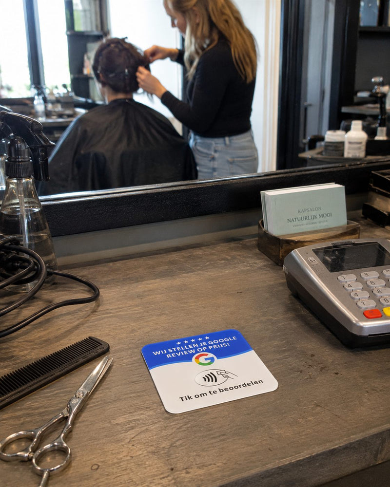 Reviewtje baliebordje op de toonbank van een kapsalon